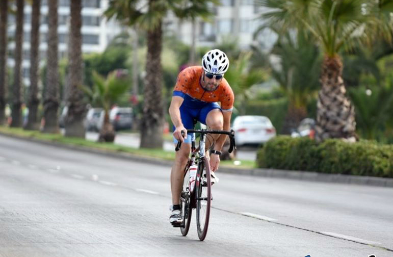 Académico de la Escuela de Kinesiología triunfa en Triatlón Internacional de Viña del Mar 2020